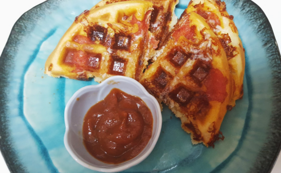 
Whether it’s breakfast or lunch, these pizza waffles are the perfect choice. Personalize them yourself by getting creative with the toppings. 
