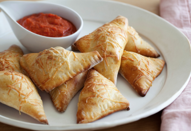 Whether it’s for a quick snack after school, or even a 15 minute dinner, not only are these pizza pockets a healthier alternative to store bought, but can be fun to make too. 