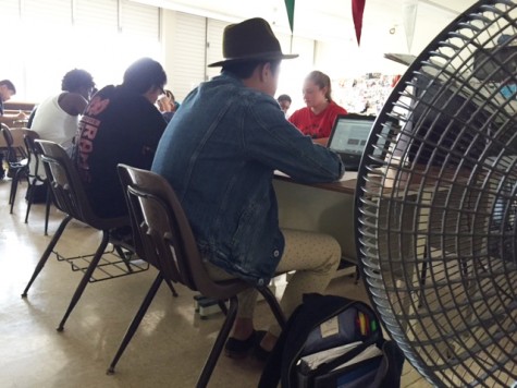 Ten standing and desk fans are kept on to cool students in the sophomore AVID class. Seven thousand public school classrooms do not have air conditioning. The teachers’ union is working with the governor to install air conditioning in 1000 classrooms by December, and according to HSTA President Corey Rosenlee, “hopefully, in two to two-and-a-half years, 2000-3000 additional classrooms will have air conditioning.”