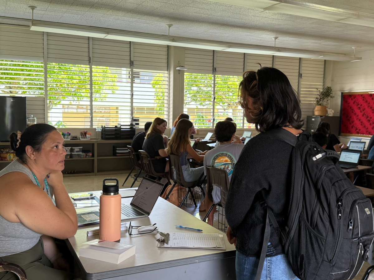 Kumu Kamakaʻāina dedicating her time to help her students understand Hawaiian culture.